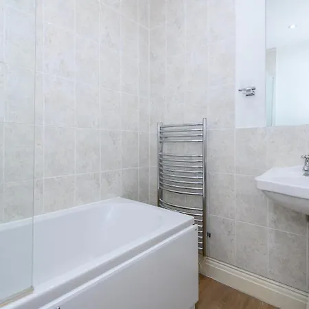 Centre Retreat For Familiesfriends - Pass The Keys Apartment
